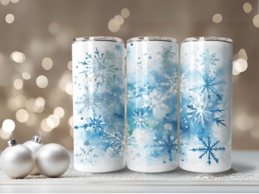 Thermobecher mit Schneeflocken-Design in Blau und Weiß auf einem winterlich dekorierten Hintergrund. Perfekter Becher für heiße und kalte Getränke mit 590 ml Fassungsvermögen und doppelwandiger Edelstahl-Isolierung. Ideales Geschenk für die kalte Jahresze